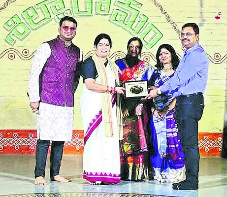సామాజిక కార్యకర్త త్రిపాఠికి పురస్కారం ప్రదానం