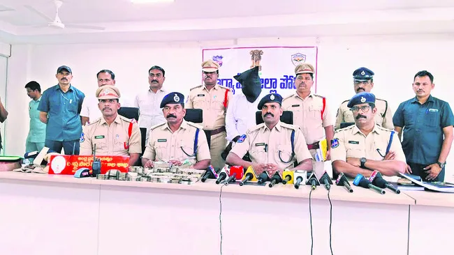 నిరుద్యోగ యువతే టార్గెట్..