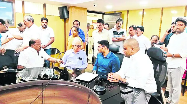 నిర్ణీత గడువులోగా వినతులు పరిష్కరించాలి