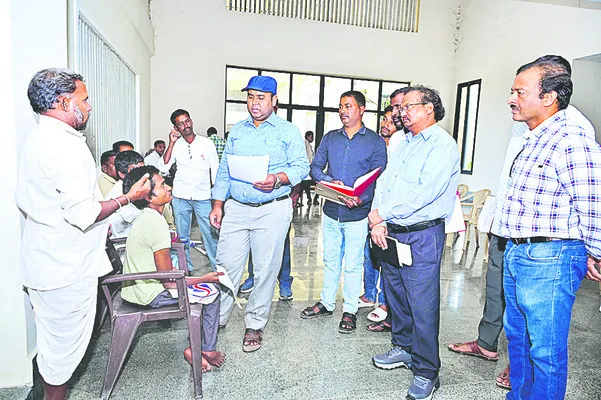 మానవతా దృక్పథంతో పరిష్కరించాలి