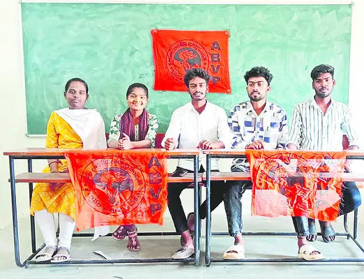 బడ్జెట్‌లో విద్యకు ప్రాధాన్యమివ్వాలి 