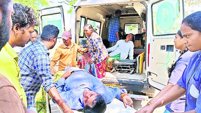 బైక్ను తప్పించబోయి.. ట్రాలీ ఆటో బోల్తా