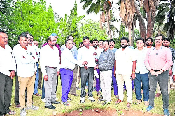 కాంట్రాక్టు పద్ధతితో సీనియర్లకు అన్యాయం
