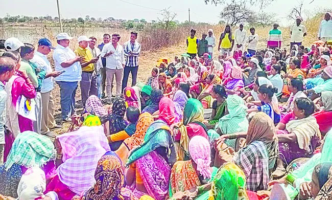 కూలీలకు ఉపాధి కల్పించాలి