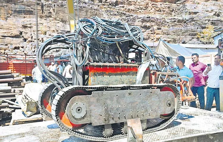 Rescue begins with robots in tunnel