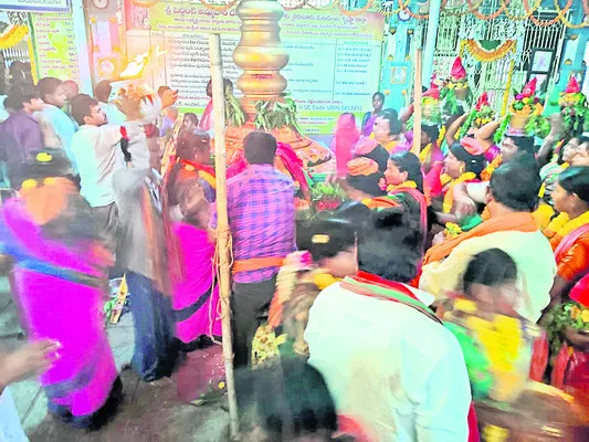 పెద్దింట్లమ్మ సన్నిధిలో భక్తుల రద్దీ