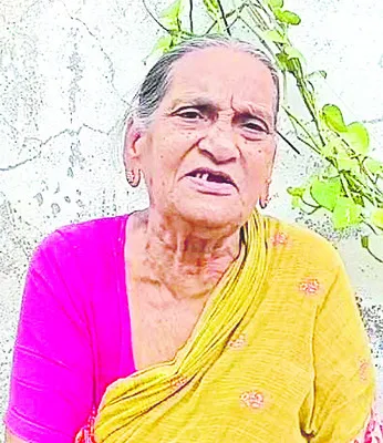 ఇంటి ఎదుట ముగ్గు వేస్తుండగా.. 