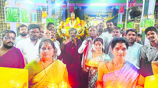 వన దుర్గమ్మకు పల్లకీ సేవ