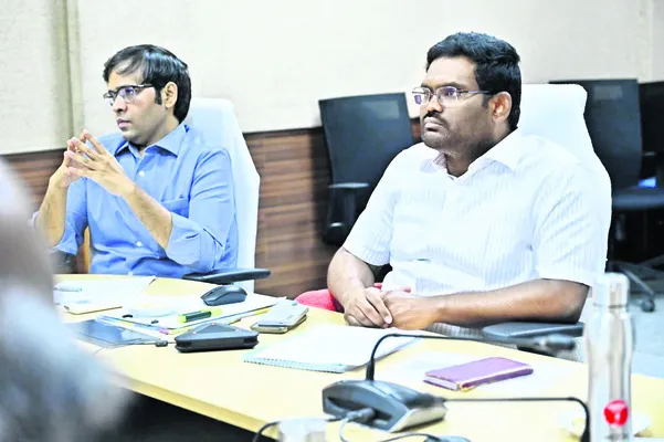రాజకీయ పార్టీలతో సమావేశాలు నిర్వహించాలి