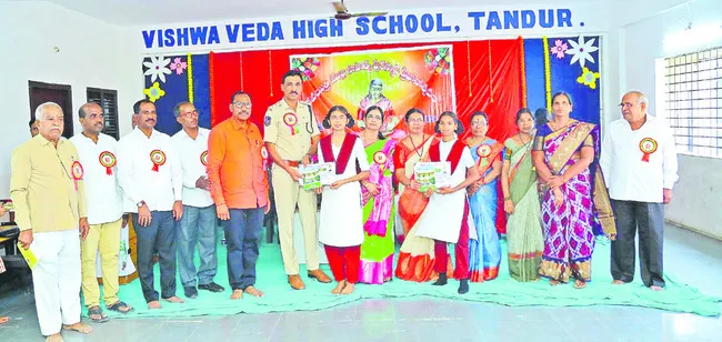 ఆదర్శ కవయిత్రి మొల్ల
