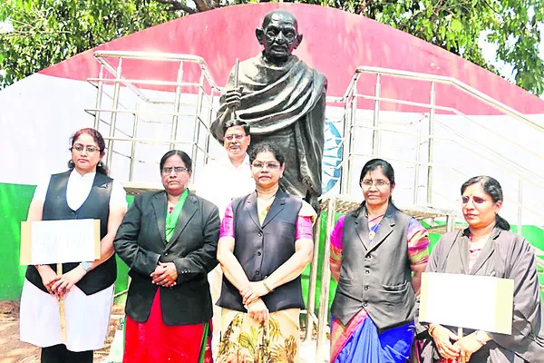 గీతాకృష్ణ వ్యాఖ్యలపై మహిళా న్యాయవాదుల నిరసన