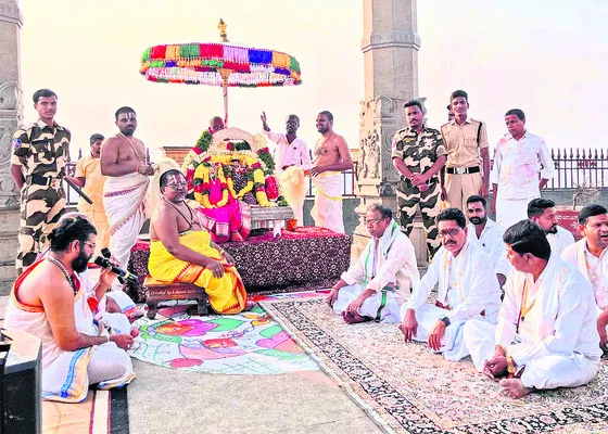 యాదగిరి క్షేత్రంలో ఘనంగా హోలి సేవ