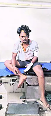 ముగ్గురి మధ్య ఘర్షణ.. ఒకరికి కత్తిపోట్లు 
