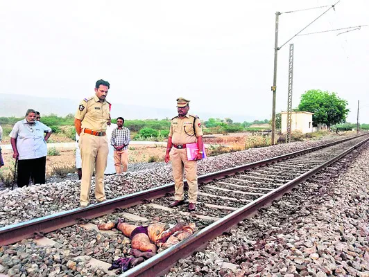 రైలు కిందపడి విశ్రాంత ఉపాధ్యాయుడు మృతి