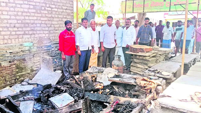 కక్ష సాధింపుతోనే చికెన్ దుకాణానికి నిప్పు