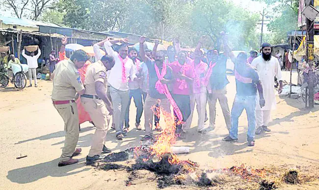 ప్రభుత్వ దిష్టిబొమ్మ దహనం