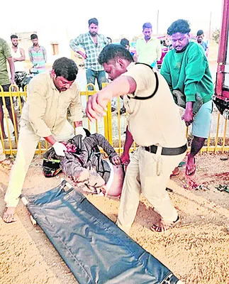 వివాహ వేడుకకు వెళ్తూ..