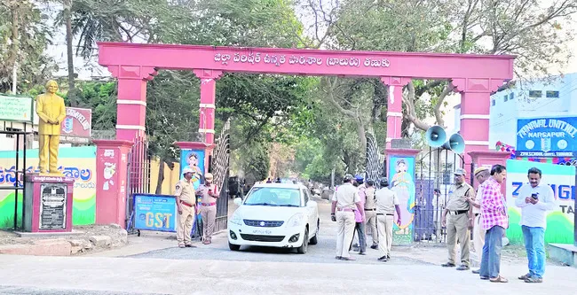పోలీసుల దిగ్బంధంలో తణుకు