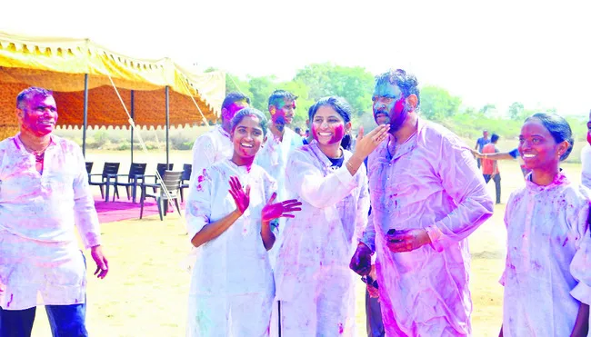 హోలీ.