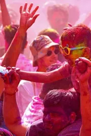 Viral Videos of Holi Forcefully Applying Color Hilarious4