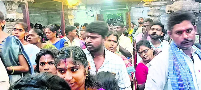 శృంగార వల్లభుని సన్నిధిలో రద్దీ