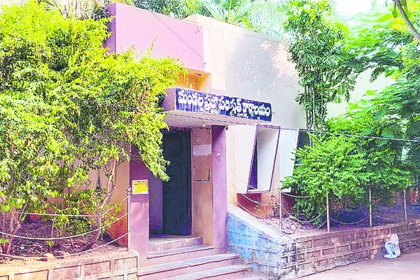 సిబ్బంది లేక.. సమస్యలు తీరక 