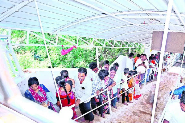 కొమ్మాలకు పోటెత్తిన భక్తజనం