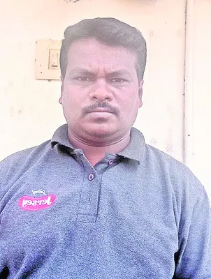 బైక్ను అడ్డగించారు..