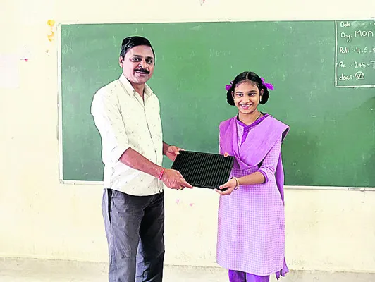 అంధ విద్యార్థినికి వెలుగు రేఖగా..