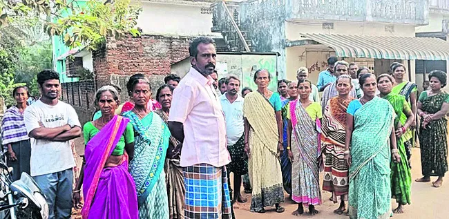 ఉపాధి కూలీలపై రాజకీయ కక్ష, వివక్ష