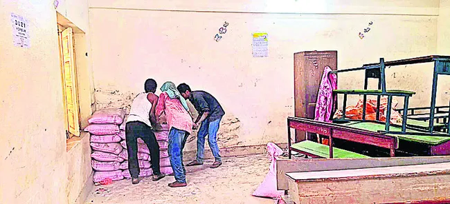 ‘పది’ పరీక్షల హాలులో సిమెంట్ బస్తాలు