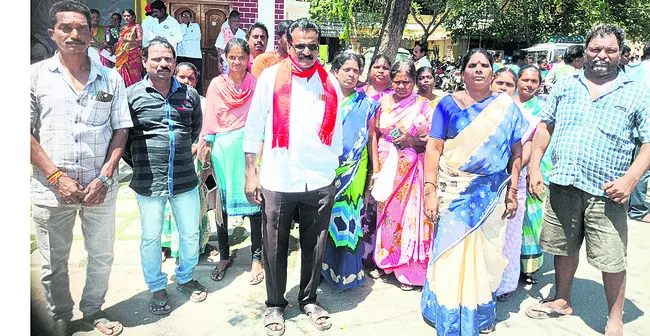 కలెక్టర్‌ చెప్పినా తహసీల్దార్‌ ఇబ్బంది పెడుతున్నాడు 