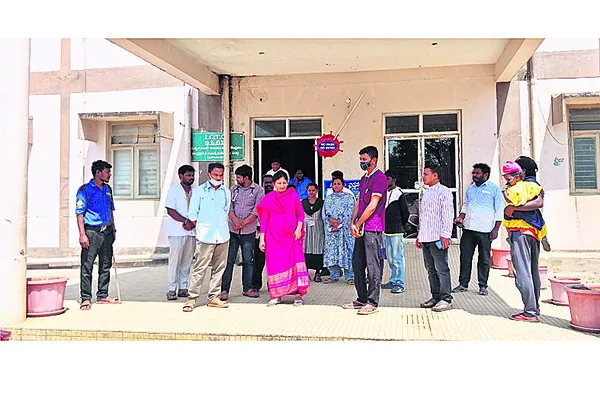 మృతదేహాలను బంధువులకు అప్పగించండి