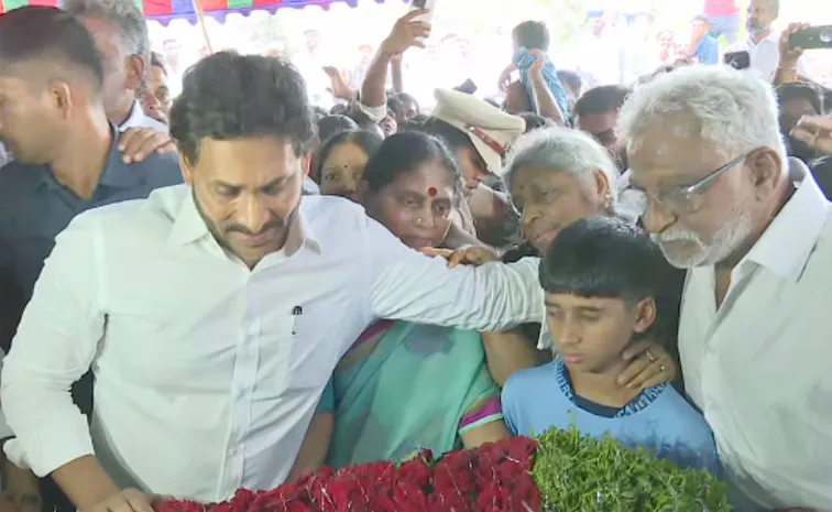 YSRCP President YS Jagan Visits The Residence Of YV Subbareddy Medarametla1