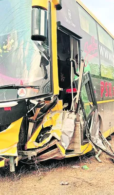 ట్రాక్టర్‌ను ఢీకొన్న ట్రావెల్స్‌ బస్సు 
