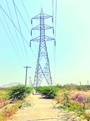నడి రోడ్డులో విద్యుత్ టవర్