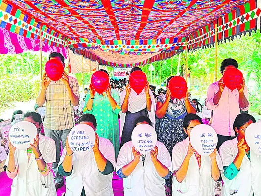 జూడాల వినూత్న నిరసన