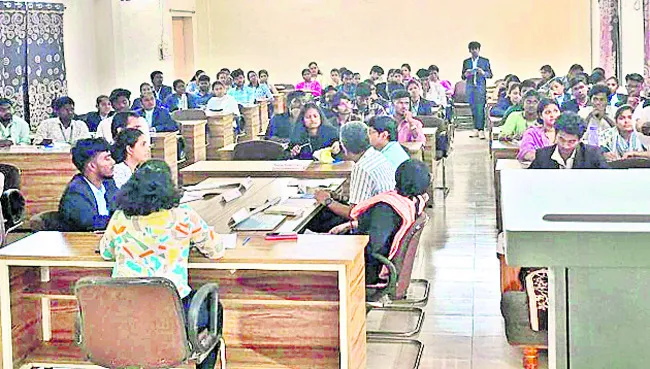 ఆకట్టుకున్న మోడల్ యూత్ పార్లమెంట్