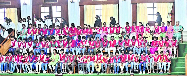 ఉచితాలు వనితలకేనా..  
