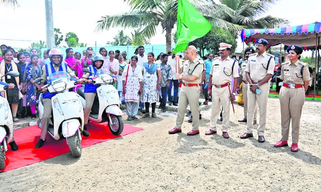 మహిళలపై నేరాల కట్టడికి శక్తి బృందాలు