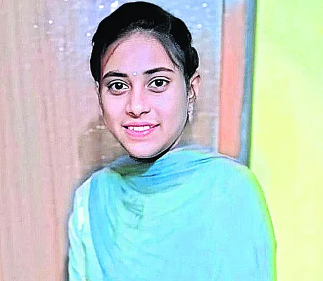 పాము కాటుతో విద్యార్థిని మృతి