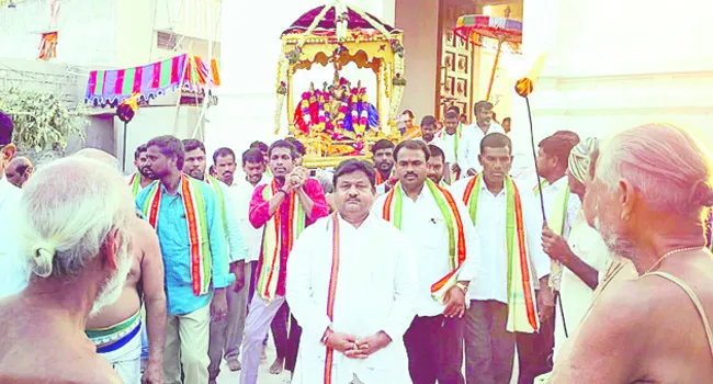 కనుల పండువగా రథోత్సవం