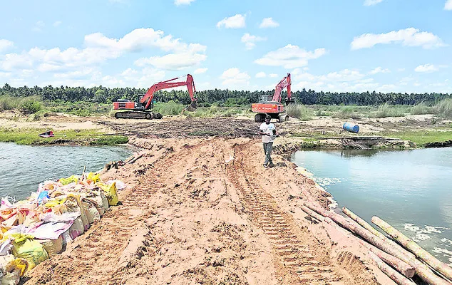 నదీ పాయలో బాట నిర్మాణం