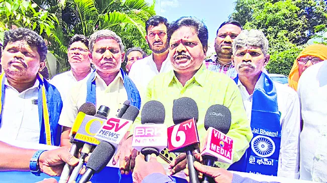 హక్కులను కాలరాస్తున్న ప్రభుత్వం 