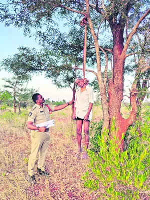 వృద్ధుడికి ఎంత కష్టం వచ్చిందో..