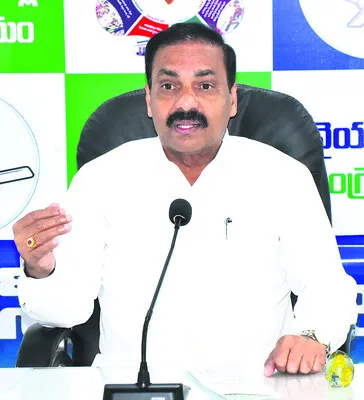 రైతులను ఆదుకోకపోతే పోరాటం చేస్తాం 