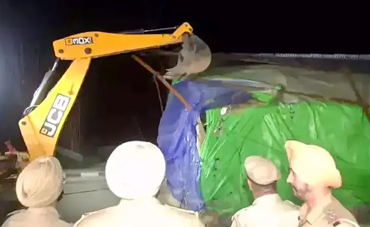 Farmers Protest Punjab Police Trying to Clear Shambhu Border Farmers Chased away Leader Detained14