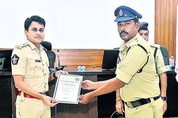 స్టేషన్కు వచ్చే వారితో మర్యాదగా మాట్లాడాలి