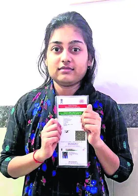 రైలు నుంచి జారి పడి మహిళ మృతి