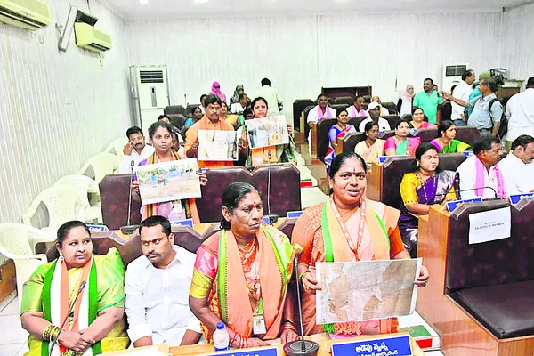 కేంద్ర, రాష్ట్ర ప్రభుత్వాల నిధులవైపు చూపు
